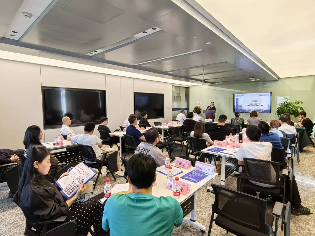 互联网公司跨部门增长团队会议现场