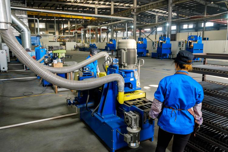 机械工业塑料软管定径冷却工序实拍