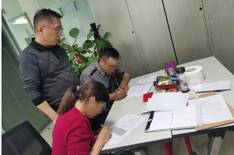 普通人在银行面对担保合同一脸困惑的实拍