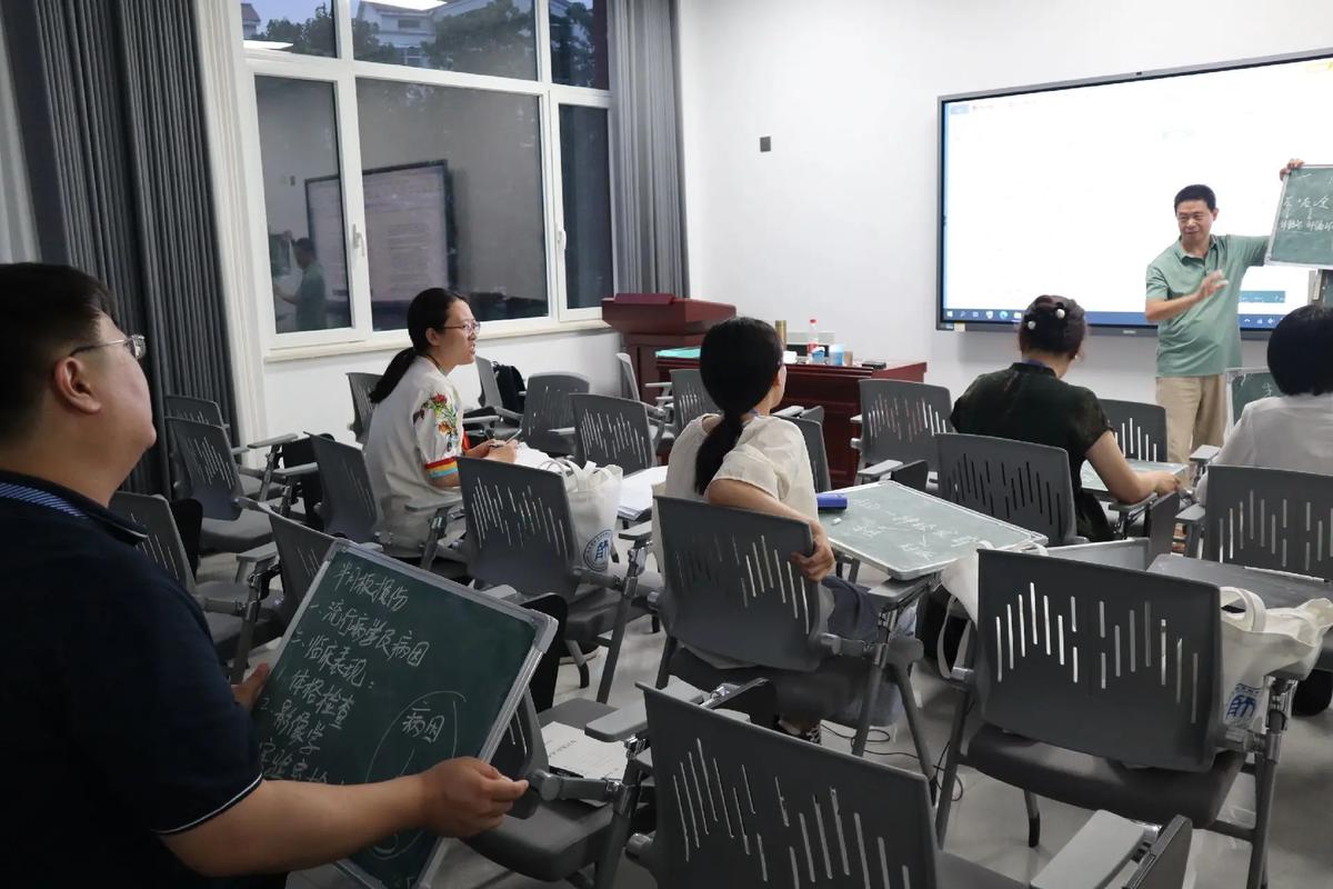 老教师指导青年教师板书现场