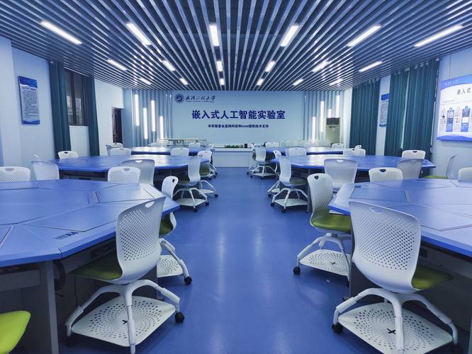 高校人工智能实验室真实设备简陋