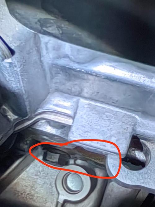 维修师傅用无尘布顺着缸盖结合缝排查渗油点实拍