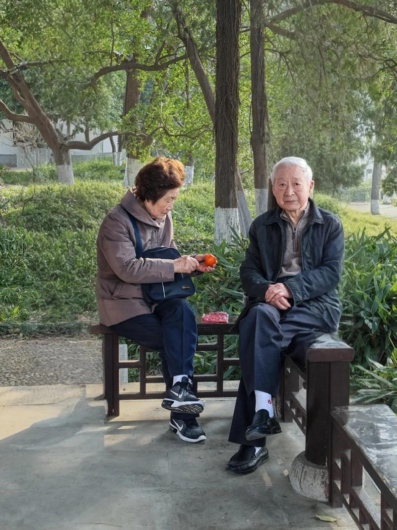 中老年夫妻在公园慢走交谈