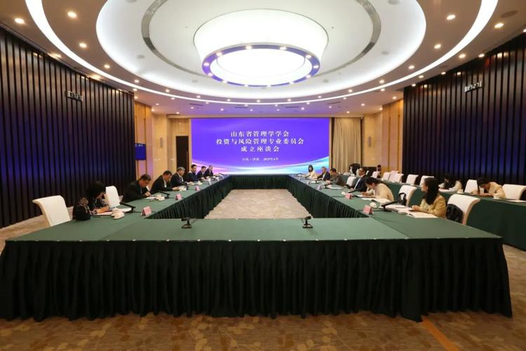 风险投资人与教授在会议室看技术样品