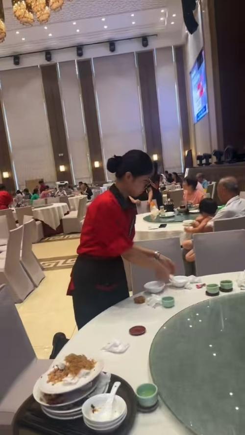 大学生在餐厅端盘子兼职