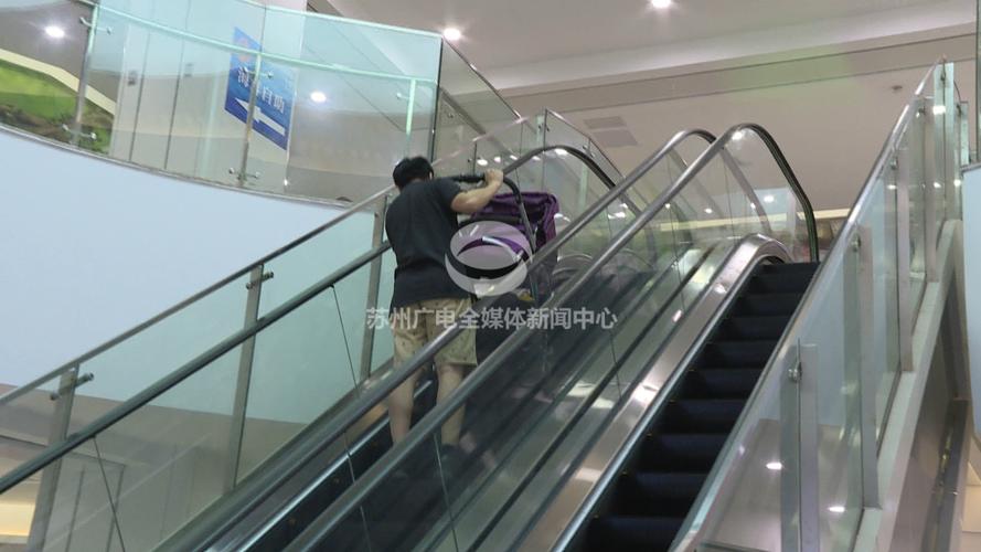 宝妈推婴儿车乘坐商场自动扶梯错误示范