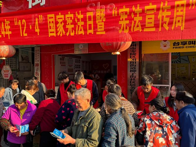 某校法治宣传横幅悬挂场景