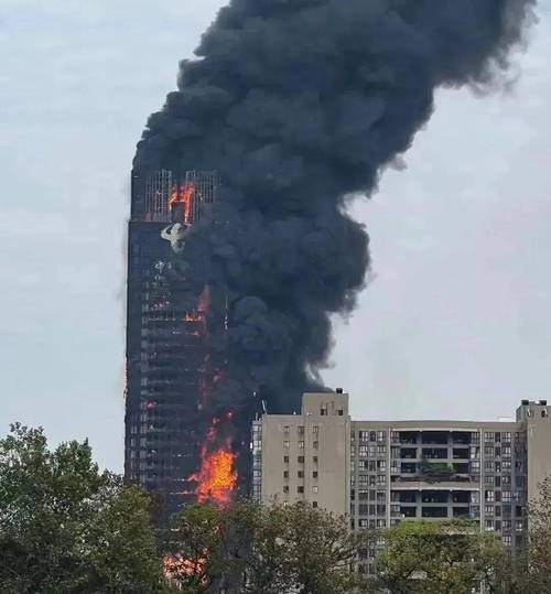 建筑外墙EPS保温层燃烧现场浓烟滚滚