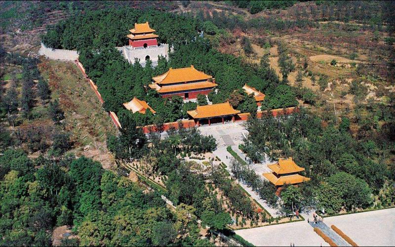 北京明十三陵天寿山秋景全景