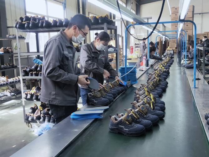 工厂车间工人穿安全鞋作业实拍