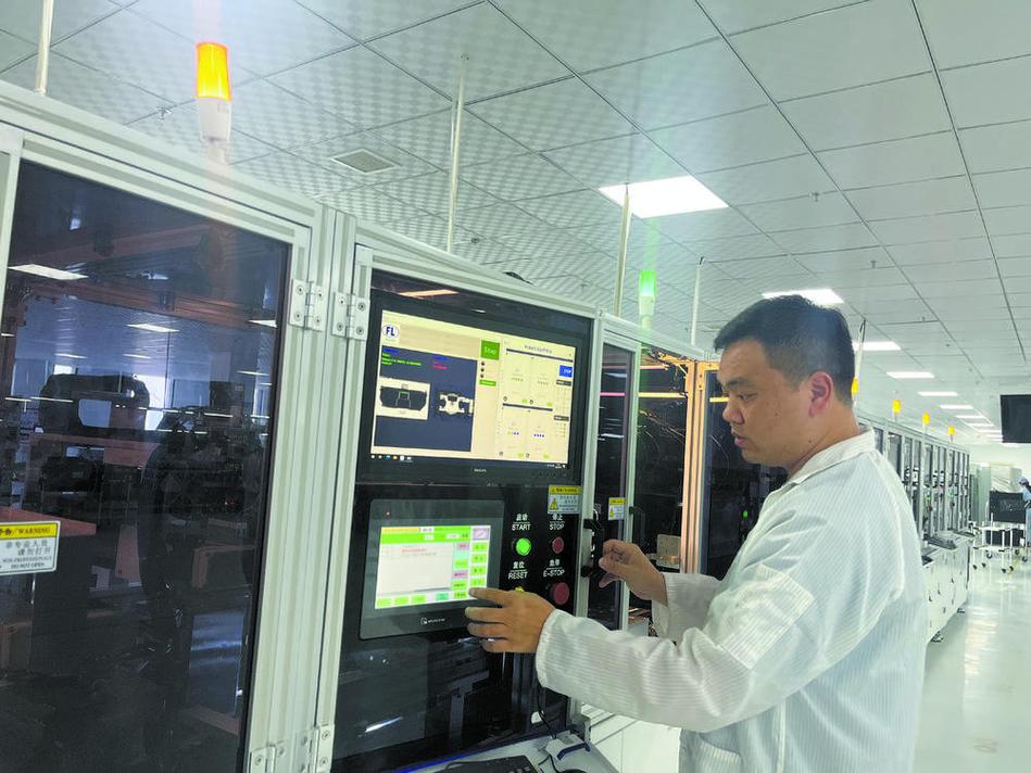 工厂操作人员调试工业自动化软件参数