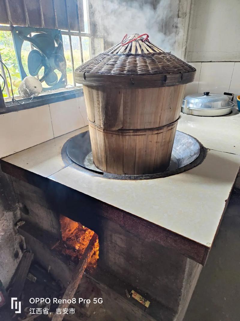 绍兴东浦老街立冬前蒸糯米的木质大灶