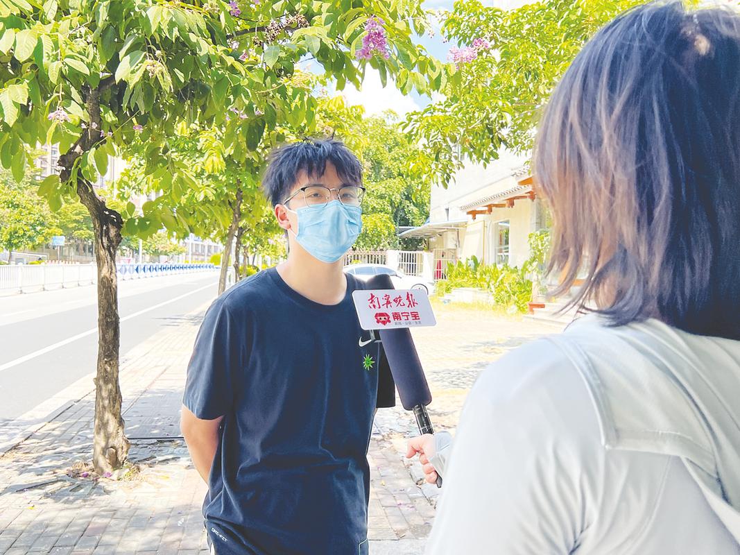 街头民生新闻摄影记者拍摄现场