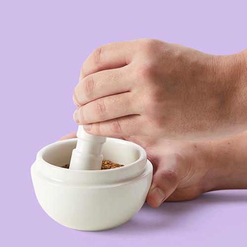 小研钵手工研磨香料的瞬间 金色粉末扬起