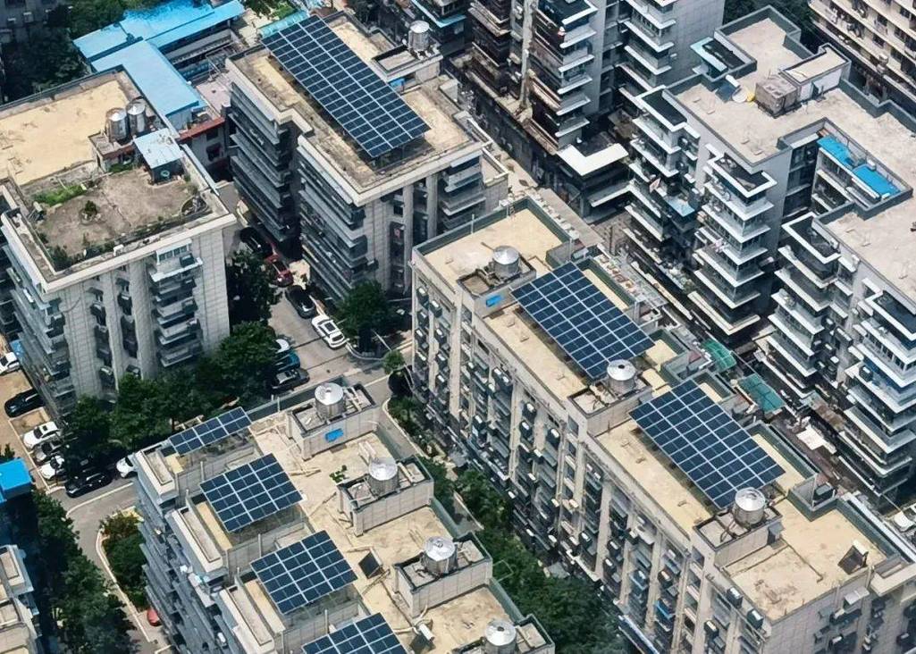 南京锁金村老小区楼顶光伏板实景