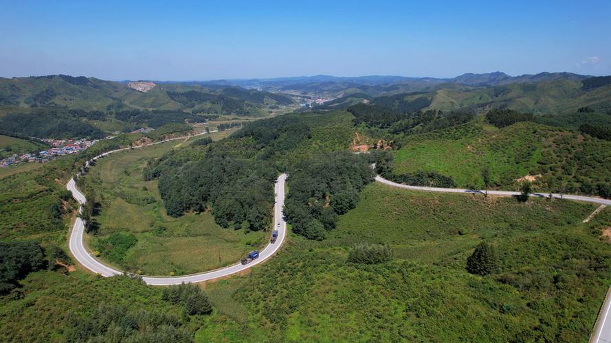 南漳三里岗村盘山进村公路