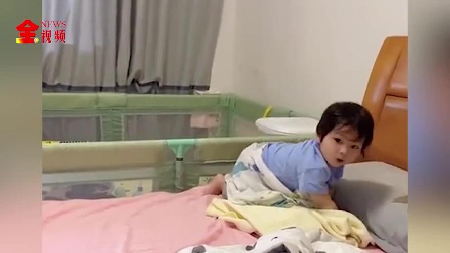 工业职场妈妈晚上哄睡孩子后躺床上听妈妈播客
