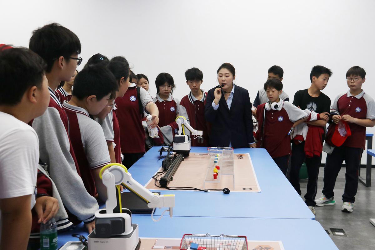 学生在项目式学习中进行跨学科合作实验