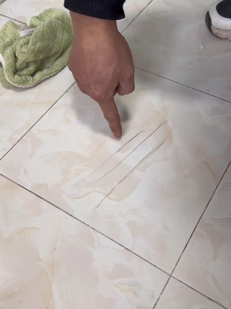 装修未做成品保护的划痕地砖实拍