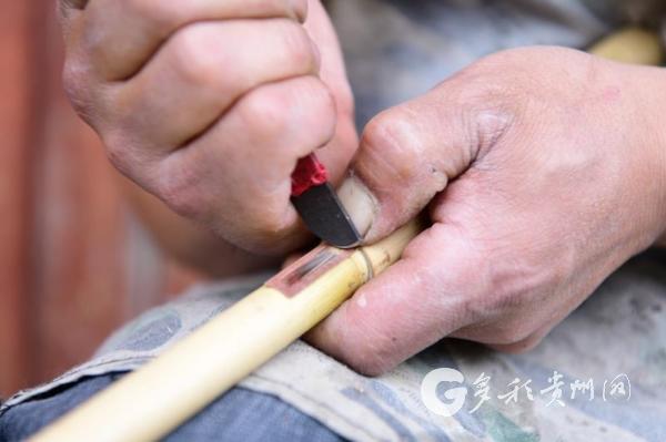 苗族芦笙手工艺人凿簧片工序