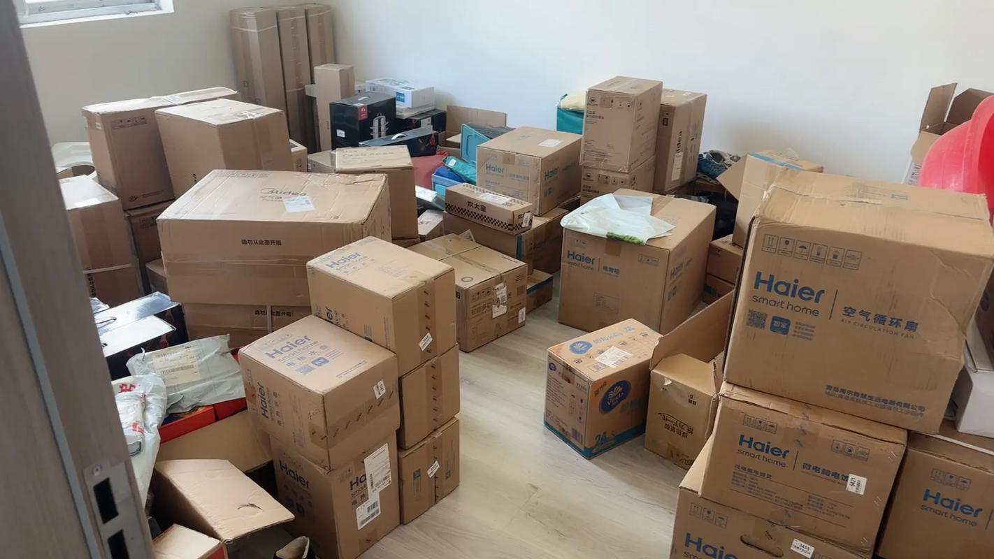 直播带货选品仓库杂乱堆放样品场景
