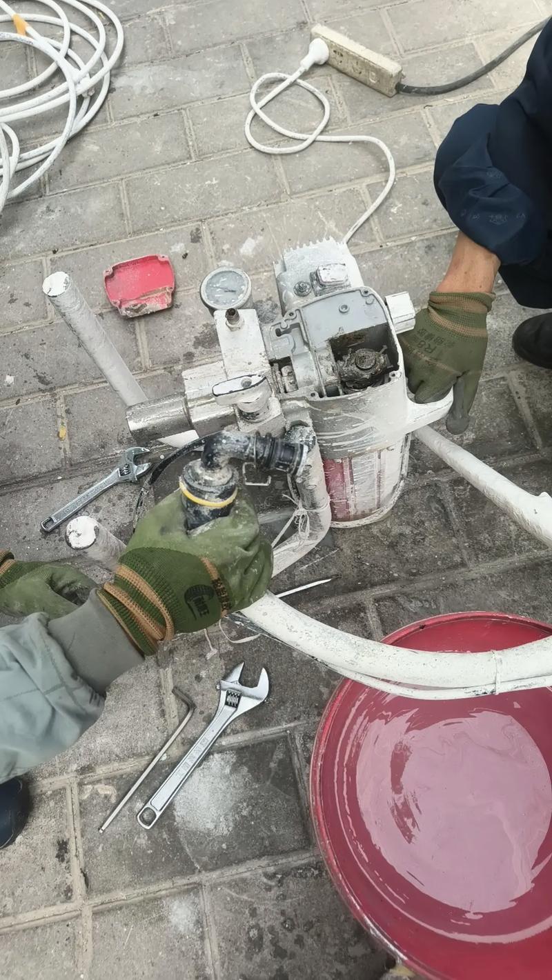 喷涂设备厂家售后服务工程师现场维修