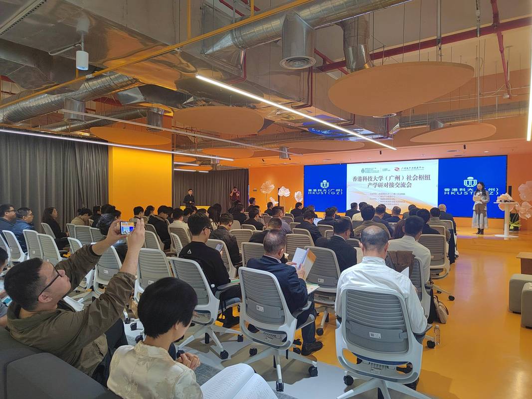 产学研对接会上企业与教授现场交流场景
