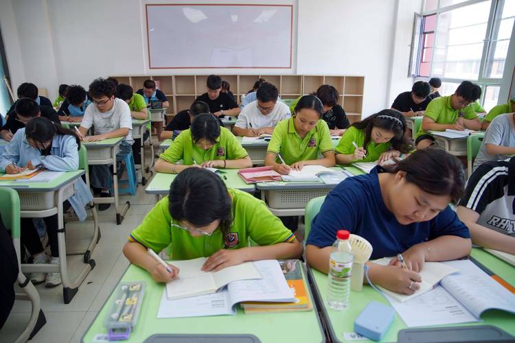 对口升学中职生备考教室实拍