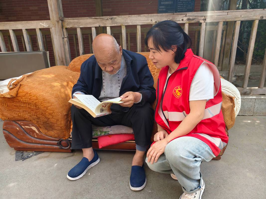中学生在社区养老院为老人读书