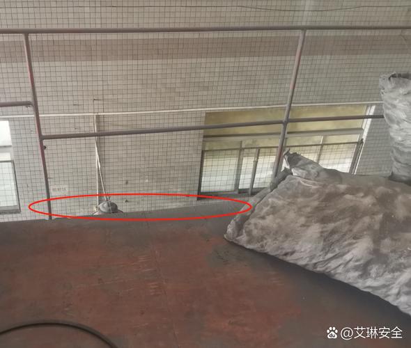 不合规生锈工业梯台安全隐患实拍