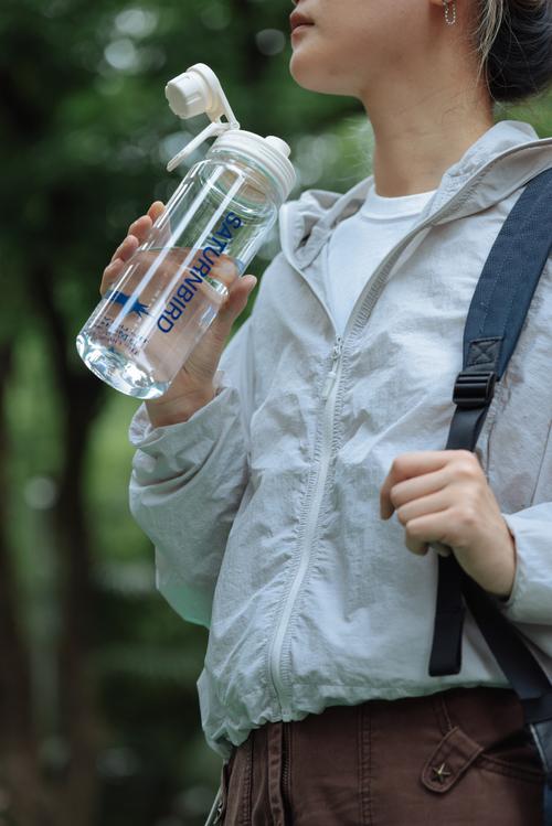 夏季户外运动补水手持水瓶场景图