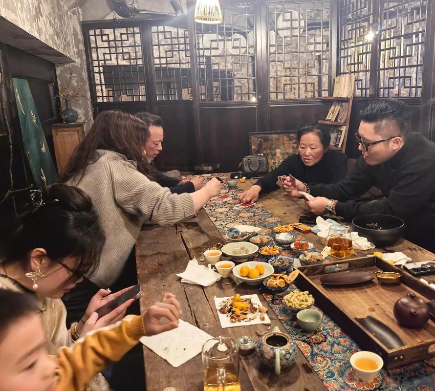 家庭周末茶话会温馨场景