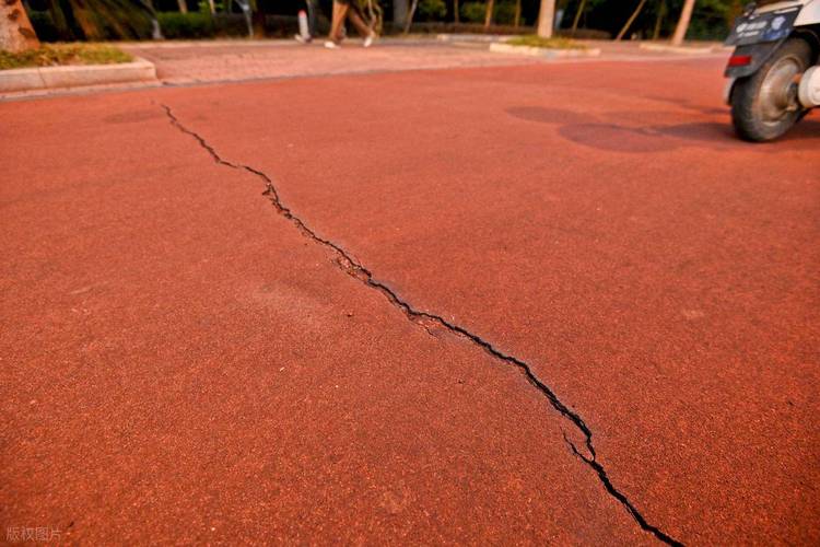 家用儿童区不合格塑胶跑道翘边起泡图
