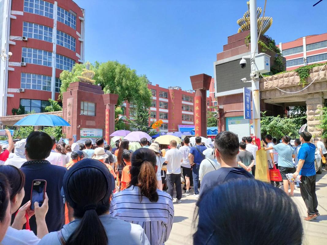 家长带孩子参加特长生招生考试现场排队