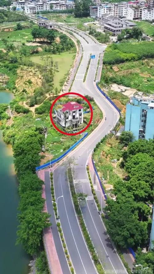 遇到“钉子户”,立马拔腿就跑!