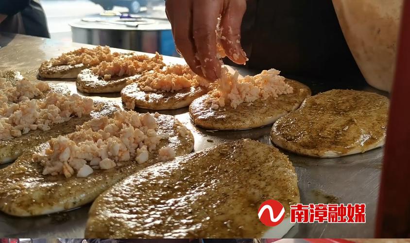 湖北南漳老巷摊子现烤猪油饼出锅场景