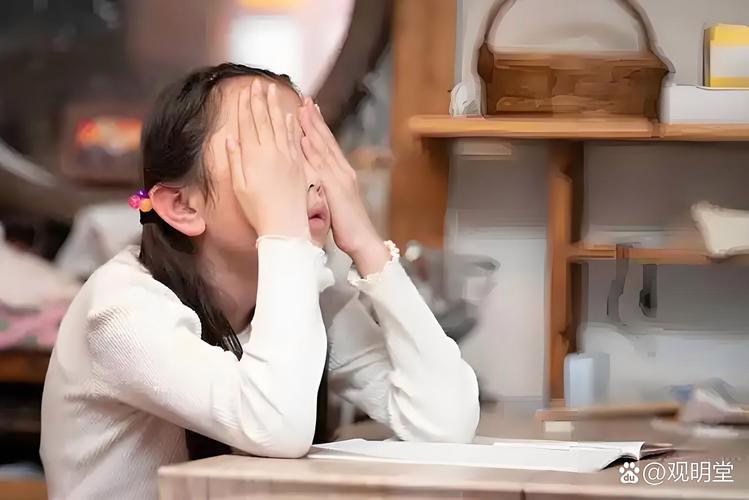 学生躲在桌子下紧张偷看成绩单场景