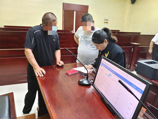 离婚当事人拿着过了诉讼时效的法院不予受理裁定书蹲在法院门口的实拍
