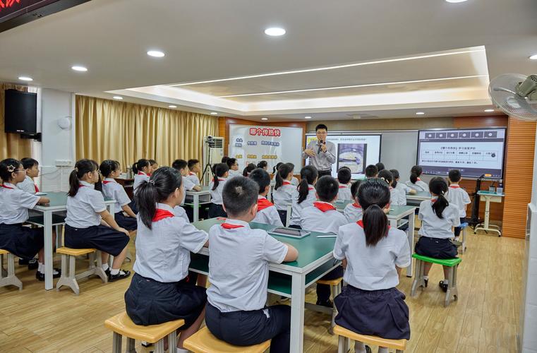 中小学课堂填写预设探究单的教学场景