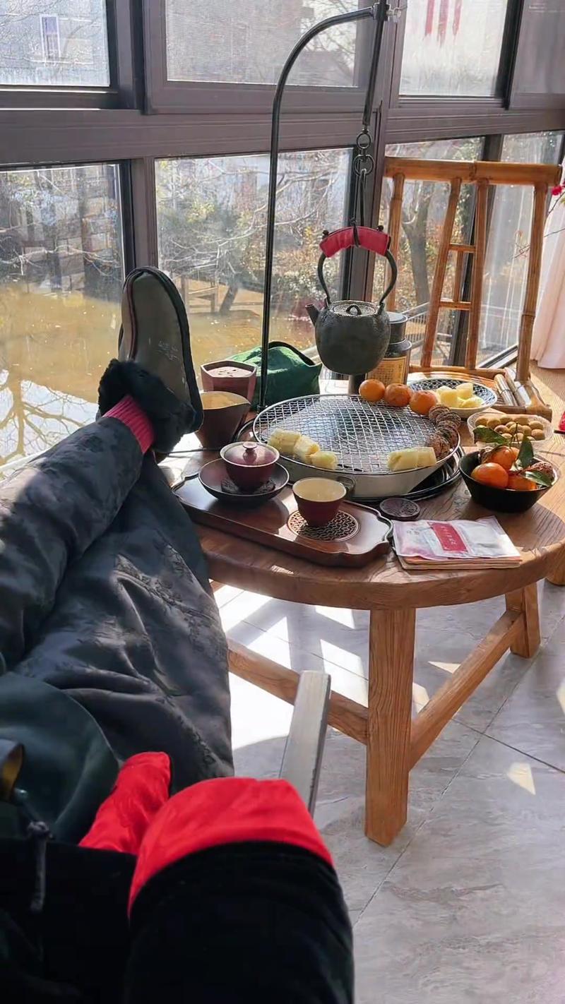 老年人做家务间歇阳台喝茶休息图