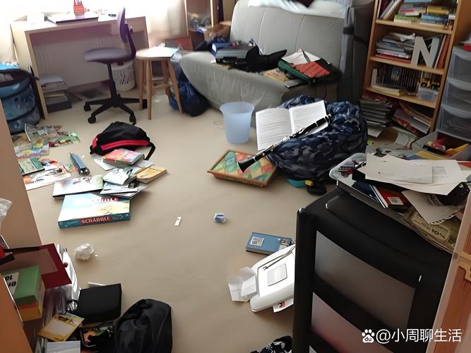工业区家庭孩子坐在杂乱房间写作业焦虑