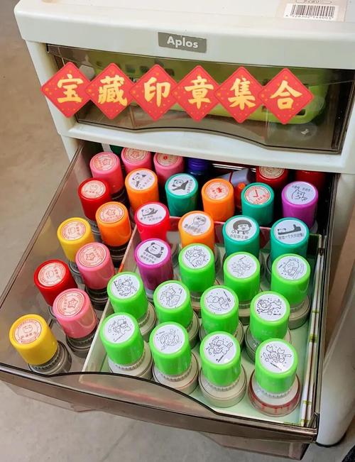 教师办公桌抽屉里零散的润喉糖和批改印章
