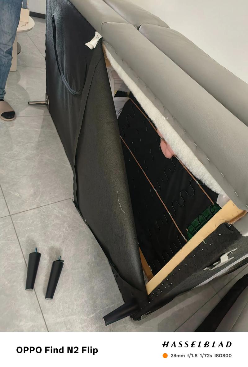 破旧沙发内部海绵塌陷特写