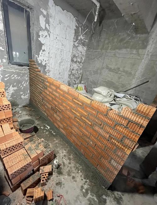 室内红砖墙抹灰挂网施工实拍
