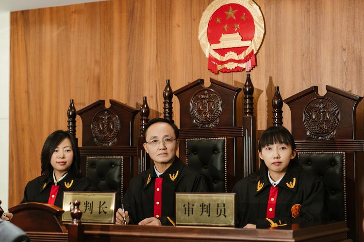 法官双手拿着新旧法律文本进行对比的场景