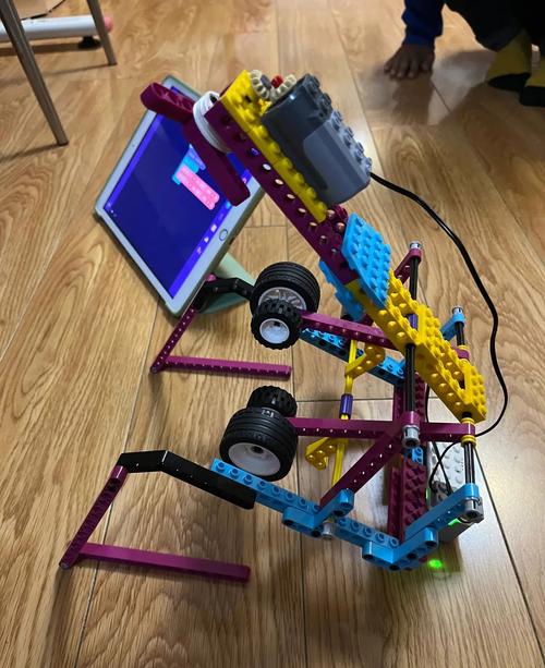 儿童使用Arduino搭建机器人创客项目