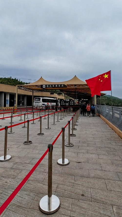 壶口瀑布陕西侧游客中心接驳车排队场景