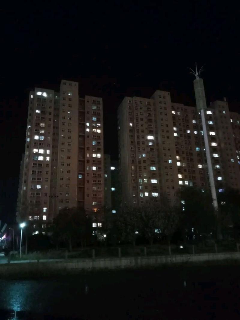 东莞工业城员工住宅小区夜晚亮灯住宅楼