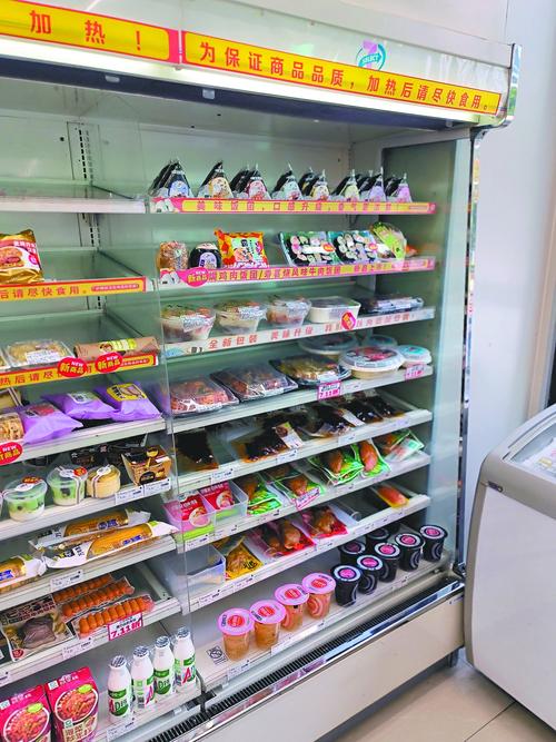 便利店加热区便当饭团摆放实拍
