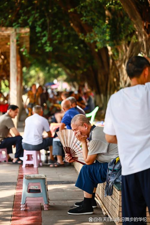 南漳城关镇老城门洞下摇蒲扇的本地老人